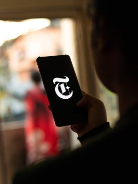Assam, Hindistan - 29 Kasım 2020: Telefon ekranındaki New York Times logosu.