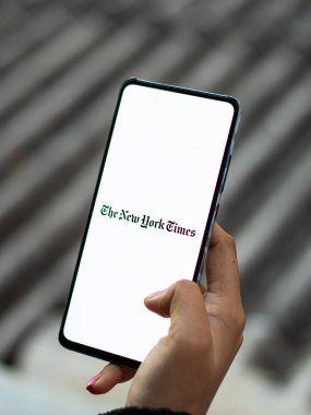 Assam, Hindistan - 29 Kasım 2020: Telefon ekranındaki New York Times logosu.