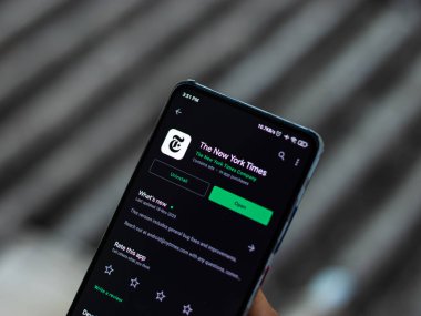 Assam, Hindistan - 29 Kasım 2020: Telefon ekranındaki New York Times logosu.
