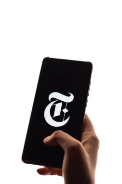Assam, Hindistan - 29 Kasım 2020: Telefon ekranındaki New York Times logosu.