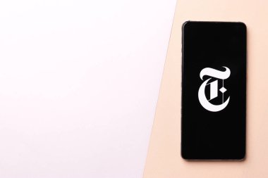 Assam, Hindistan - 29 Kasım 2020: Telefon ekranındaki New York Times logosu.