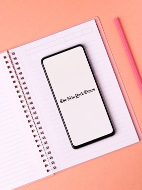 Assam, Hindistan - 29 Kasım 2020: Telefon ekranındaki New York Times logosu.