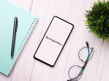 Assam, Hindistan - 29 Kasım 2020: Telefon ekranındaki New York Times logosu.