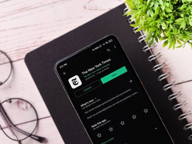 Assam, Hindistan - 29 Kasım 2020: Telefon ekranındaki New York Times logosu.