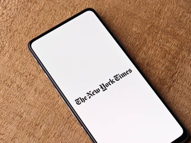 Assam, Hindistan - 29 Kasım 2020: Telefon ekranındaki New York Times logosu.
