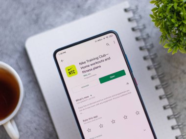 Assam, Hindistan - 15 Ağustos 2020: Nike telefon ekranında bir ayakkabı markası logosu.
