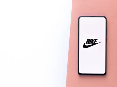 Assam, Hindistan - 15 Ağustos 2020: Nike telefon ekranında bir ayakkabı markası logosu.