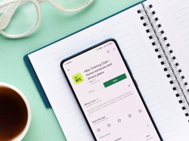 Assam, Hindistan - 15 Ağustos 2020: Nike telefon ekranında bir ayakkabı markası logosu.