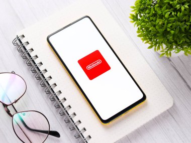 Assam, Hindistan - 24 Eylül 2020: Telefon ekranında Nintendo logosu.