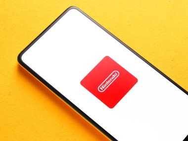 Assam, Hindistan - 24 Eylül 2020: Telefon ekranında Nintendo logosu.