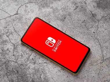 Assam, Hindistan - 24 Eylül 2020: Telefon ekranında Nintendo logosu.