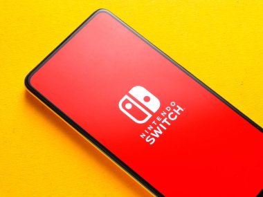 Assam, Hindistan - 24 Eylül 2020: Telefon ekranında Nintendo logosu.