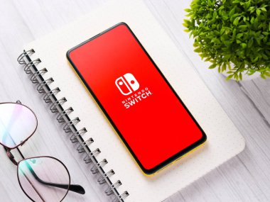 Assam, Hindistan - 24 Eylül 2020: Telefon ekranında Nintendo logosu.