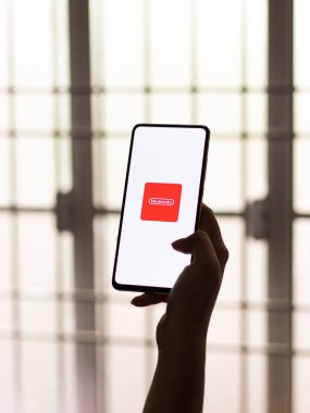 Assam, Hindistan - 24 Eylül 2020: Telefon ekranında Nintendo logosu.