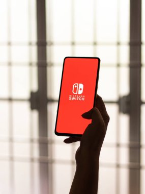 Assam, Hindistan - 24 Eylül 2020: Telefon ekranında Nintendo logosu.