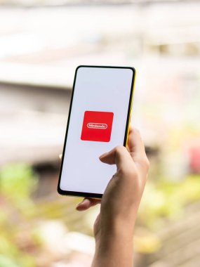 Assam, Hindistan - 24 Eylül 2020: Telefon ekranında Nintendo logosu.