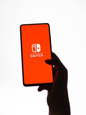 Assam, Hindistan - 24 Eylül 2020: Telefon ekranında Nintendo logosu.