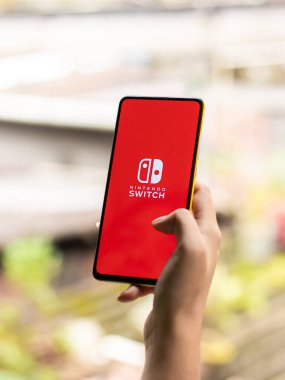 Assam, Hindistan - 24 Eylül 2020: Telefon ekranında Nintendo logosu.