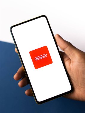 Assam, Hindistan - 24 Eylül 2020: Telefon ekranında Nintendo logosu.