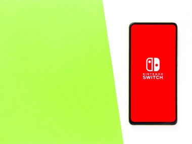 Assam, Hindistan - 24 Eylül 2020: Telefon ekranında Nintendo logosu.