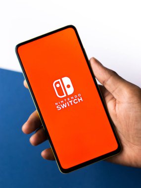 Assam, Hindistan - 24 Eylül 2020: Telefon ekranında Nintendo logosu.