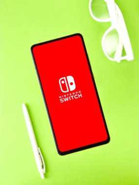 Assam, Hindistan - 24 Eylül 2020: Telefon ekranında Nintendo logosu.