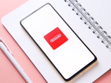 Assam, Hindistan - 24 Eylül 2020: Telefon ekranında Nintendo logosu.
