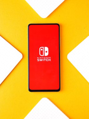 Assam, Hindistan - 24 Eylül 2020: Telefon ekranında Nintendo logosu.