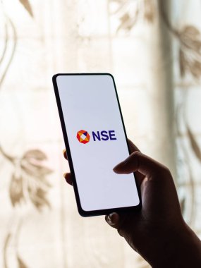 Assam, Hindistan - 27 Ağustos 2020: Telefon ekranında NSE logosu.