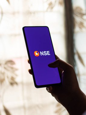 Assam, Hindistan - 27 Ağustos 2020: Telefon ekranında NSE logosu.