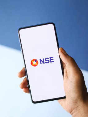 Assam, Hindistan - 27 Ağustos 2020: Telefon ekranında NSE logosu.