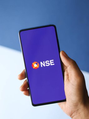 Assam, Hindistan - 27 Ağustos 2020: Telefon ekranında NSE logosu.