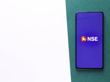 Assam, Hindistan - 27 Ağustos 2020: Telefon ekranında NSE logosu.