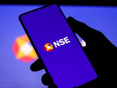 Assam, Hindistan - 27 Ağustos 2020: Telefon ekranında NSE logosu.