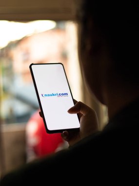 Assam, Hindistan - 29 Kasım 2020: Telefon ekranında Naukri logosu.