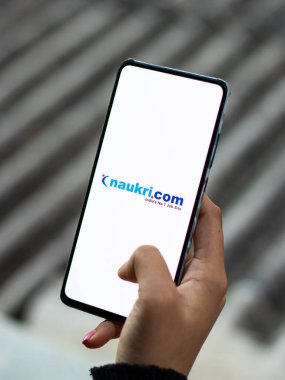 Assam, Hindistan - 29 Kasım 2020: Telefon ekranında Naukri logosu.