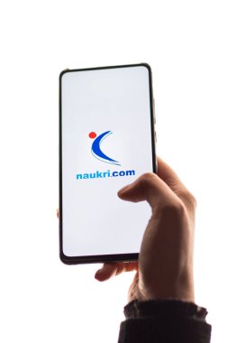 Assam, Hindistan - 29 Kasım 2020: Telefon ekranında Naukri logosu.