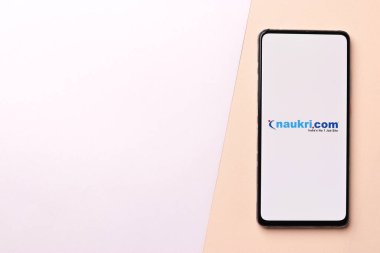 Assam, Hindistan - 29 Kasım 2020: Telefon ekranında Naukri logosu.