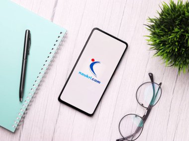 Assam, Hindistan - 29 Kasım 2020: Telefon ekranında Naukri logosu.