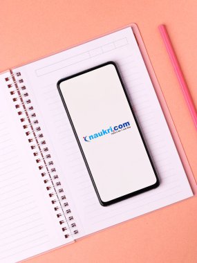 Assam, Hindistan - 29 Kasım 2020: Telefon ekranında Naukri logosu.