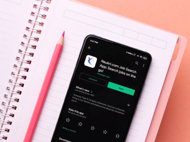 Assam, Hindistan - 29 Kasım 2020: Telefon ekranında Naukri logosu.