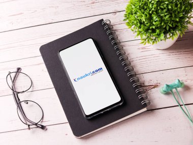 Assam, Hindistan - 29 Kasım 2020: Telefon ekranında Naukri logosu.