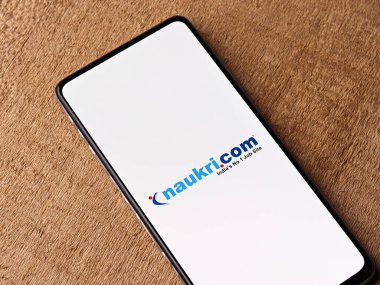 Assam, Hindistan - 29 Kasım 2020: Telefon ekranında Naukri logosu.
