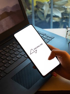 Assam, Hindistan - 20 Aralık 2020: Telefon ekranında nöroalink logosu.
