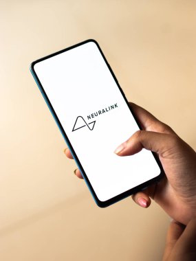 Assam, Hindistan - 20 Aralık 2020: Telefon ekranında nöroalink logosu.