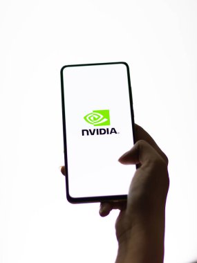 Assam, Hindistan - 18 Eylül 2020: Telefon ekranında Nvidia logosu.