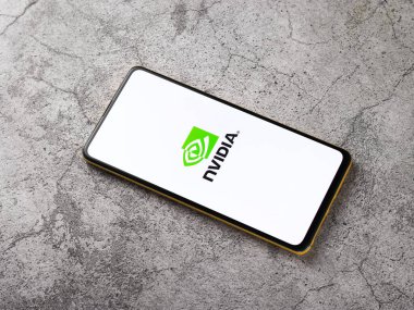 Assam, Hindistan - 18 Eylül 2020: Telefon ekranında Nvidia logosu.