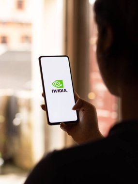 Assam, Hindistan - 18 Eylül 2020: Telefon ekranında Nvidia logosu.