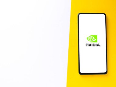 Assam, Hindistan - 18 Eylül 2020: Telefon ekranında Nvidia logosu.