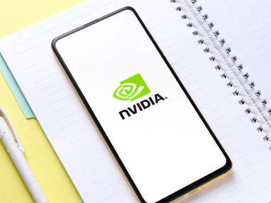 Assam, Hindistan - 18 Eylül 2020: Telefon ekranında Nvidia logosu.